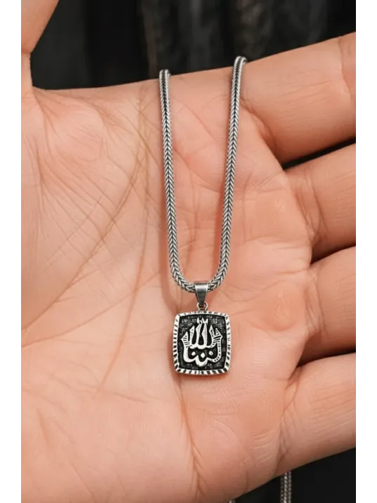 Erkek Gümüş Kolye - Eğimli Kare Model Allah Yazılı Süslemeli Erkek Gümüş Kolye Erkek Gümüş Kolye - Eğimli Kare Model Allah Yazılı Süslemeli Erkek Gümüş Kolye