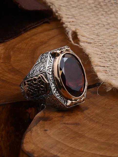 Yakut Garnet Taşlı Yanı Gravür İşlemeli Erkek Gümüş Yüzük