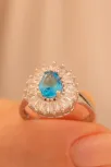 Kadın Gümüş Yüzük - Damla Model Mavi Topaz Taşlı Baget Süslemeli Rodyumlu Kadın Yüzük Kadın Gümüş Yüzük - Damla Model Mavi Topaz Taşlı Baget Süslemeli Rodyumlu Kadın Yüzük