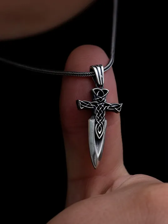Erkek Gümüş Kolye - Haç Motifli Hançer Model Gümüş Kolye