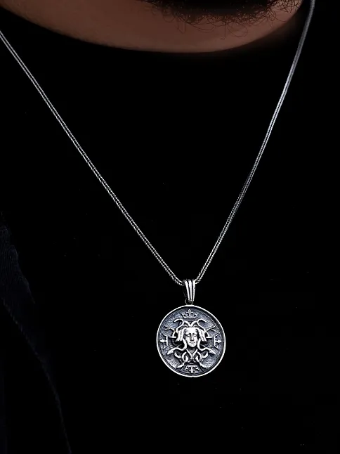 Erkek Gümüş Kolye - Yunan Tanrısı Medusa İşlemeli Gümüş Kolye