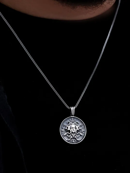 Erkek Gümüş Kolye - Yunan Tanrısı Medusa İşlemeli Gümüş Kolye