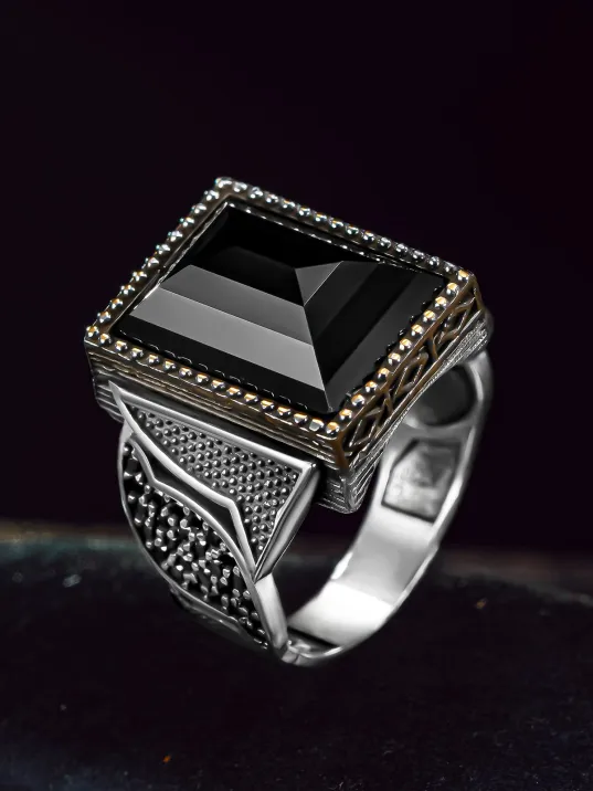 Erkek Gümüş Yüzük - Siyah Zirkon Taşlı Yanı Zirkon Taşı Detaylı 925 Ayar Erkek Yüzük