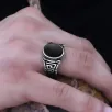 Siyah Oniks Taşlı Grek Desen Özel Seri Erkek Gümüş Yüzük Siyah Oniks Taşlı Grek Desen Özel Seri Erkek Gümüş Yüzük