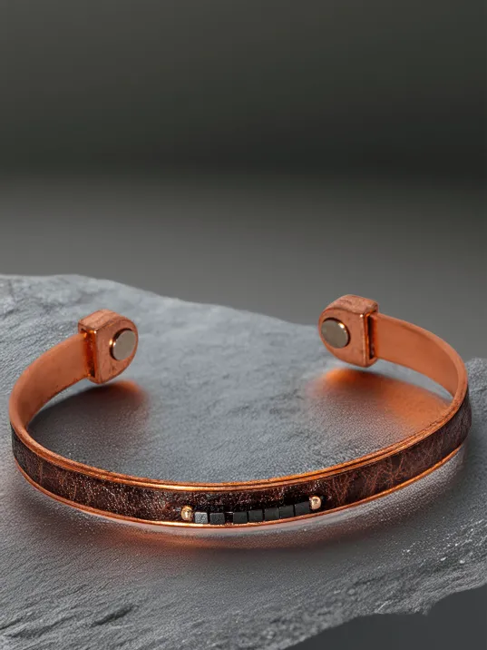 Kadın Bakır Bileklik - Ortası Küp Motifli Kahverengi Derili Bakır Bilezik Metal Kutuda Kadın Bakır Bileklik - Ortası Küp Motifli Kahverengi Derili Bakır Bilezik Metal Kutuda