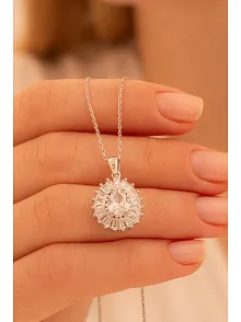 Kadın Gümüş Kolye - Damla Model Zirkon Taşlı Baget Süslemeli Rodyumlu Kadın Kolye