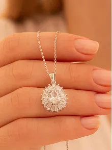 Kadın Gümüş Kolye - Damla Model Zirkon Taşlı Baget Süslemeli Rodyumlu Kadın Kolye