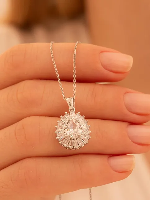 Kadın Gümüş Kolye - Damla Model Zirkon Taşlı Baget Süslemeli Rodyumlu Kadın Kolye