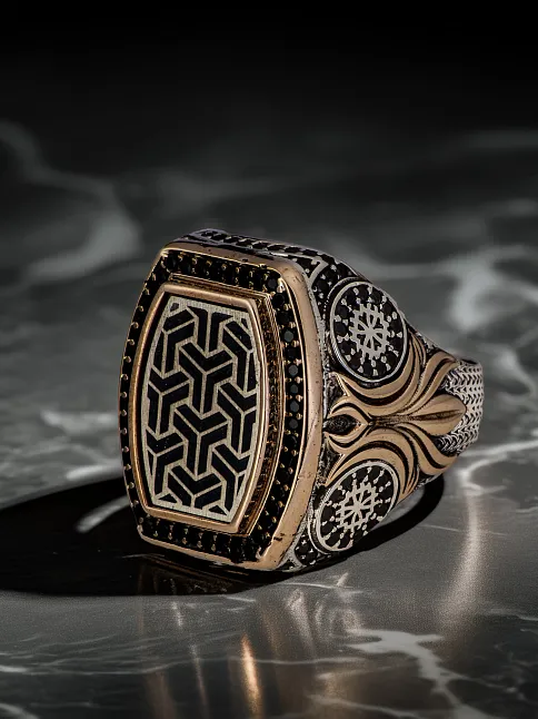 Erkek Omega Model Siyah Zirkon Taşlı Süslemeli Kanat Model 925 Ayar Gümüş Yüzük