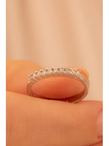 Kadın Gümüş Yüzük -Duru Zirkon Taşlı Model Kadın Yüzük