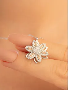 Kadın Gümüş Kolye - Zirkon Taşlı Dönen 6 Yapraklı Çiçek Model Gümüş Kolye