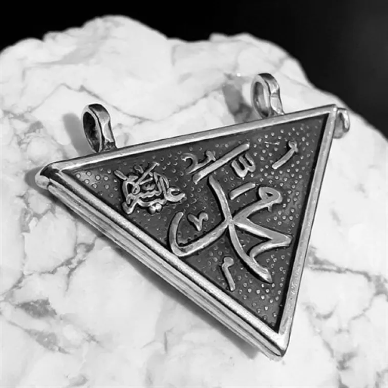 Allah ve Muhammed Yazılı Çift Taraflı Gümüş Muska Haznesi Küçük Boy Allah ve Muhammed Yazılı Çift Taraflı Gümüş Muska Haznesi Küçük Boy