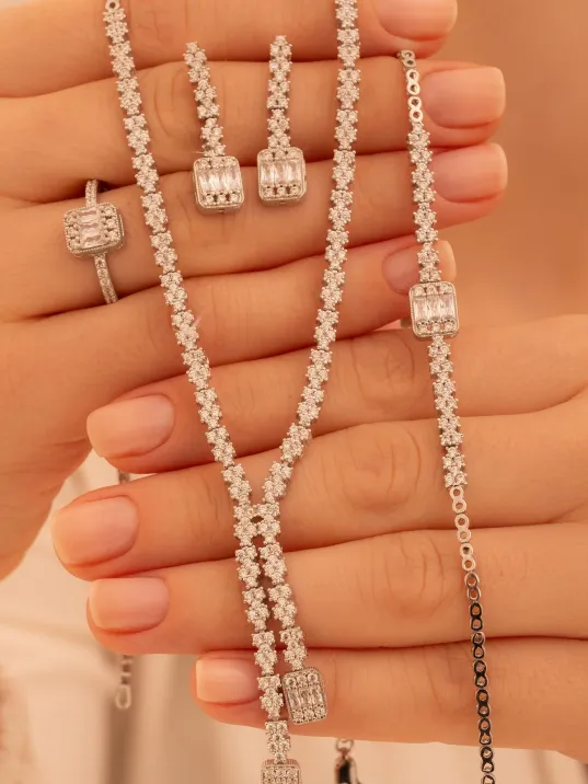 Kadın Gümüş Takı Seti - Sultan Baget Taşlı Zirkon Süslemeli Kolye, Bileklik, Yüzük, Küpe Tam Set Kadın Gümüş Takı Seti - Sultan Baget Taşlı Zirkon Süslemeli Kolye, Bileklik, Yüzük, Küpe Tam Set