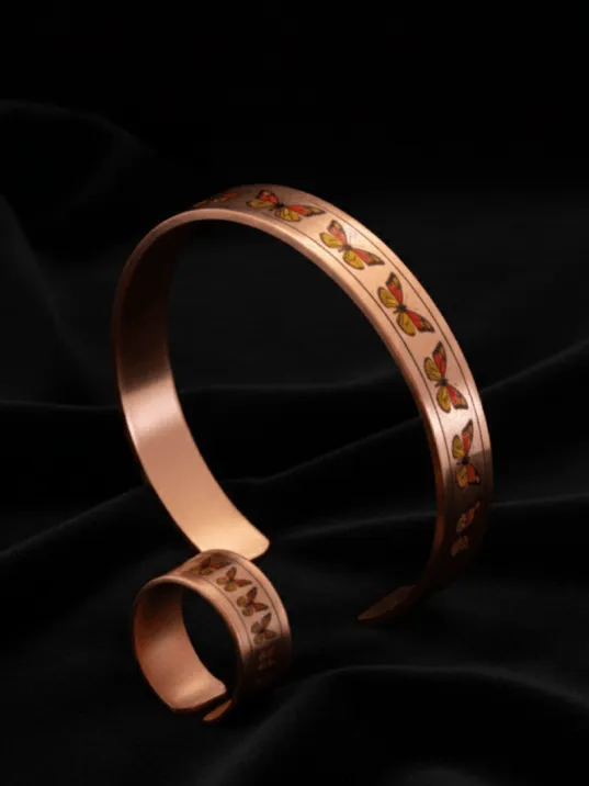 Kadın Bakır Bileklik Yüzük Set - Zodia Model Özel Baskı Metal Kutu Ve Kuvars Taşı Kadın Bakır Bileklik Yüzük Set - Zodia Model Özel Baskı Metal Kutu Ve Kuvars Taşı