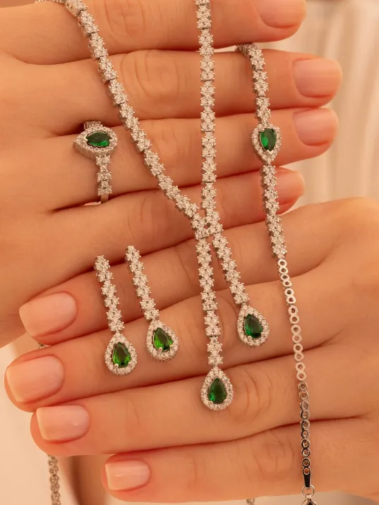 Kadın Gümüş Takı Seti - Peri Zümrüt Taşlı Damla Model Kolye, Bileklik, Yüzük, Küpe Tam Set Kadın Gümüş Takı Seti - Peri Zümrüt Taşlı Damla Model Kolye, Bileklik, Yüzük, Küpe Tam Set