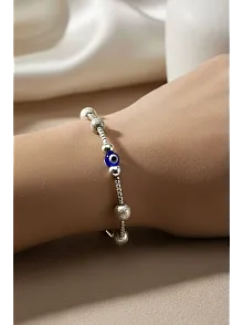 Kadın Gümüş Bileklik – Nazar Boncuklu Kumlu Top Detaylı Şık Ve Ayarlanabilir Model Bilezik