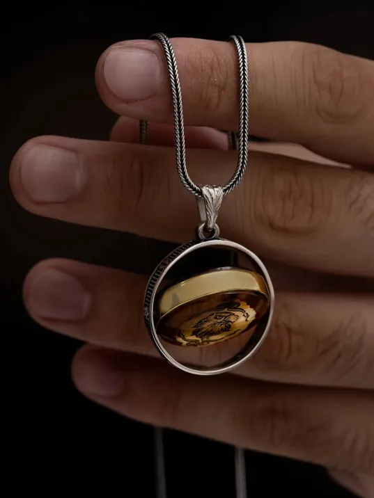 Erkek Turuncu Çift Taraflı Ayyıldız Ve Türk Yazılı Kartal Figürlü Gümüş Kehribar Kolye