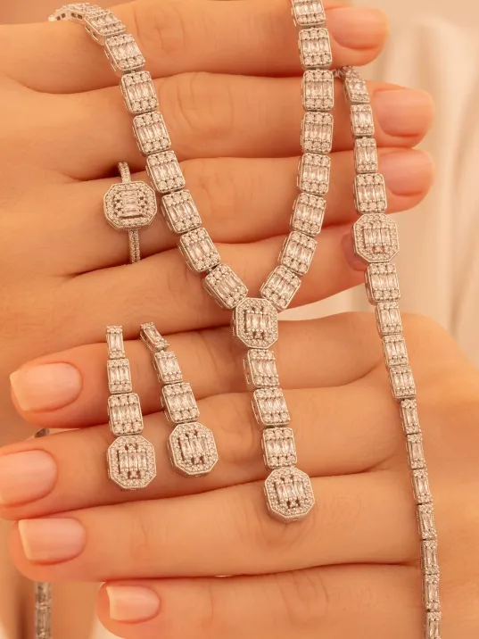 Kadın Gümüş Takı Seti - Perihan Baget Taşlı Zirkon Süslemeli Kolye, Bileklik, Yüzük, Küpe Tam Set Kadın Gümüş Takı Seti - Perihan Baget Taşlı Zirkon Süslemeli Kolye, Bileklik, Yüzük, Küpe Tam Set