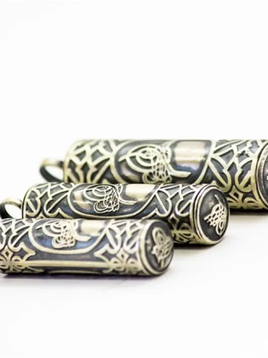 Erkek Gümüş Kolye -  Tuğralı Silindir Yuvarlak Gümüş Muska Haznesi Deri Kolye Hediyeli Orta