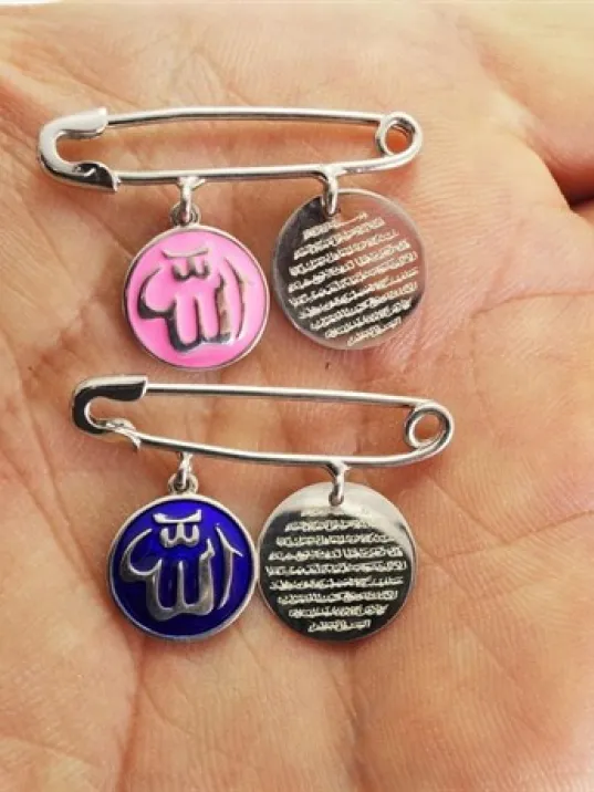 Gümüş Bebek Nazarlık İğne Allah Ve Ayetel Kürsi Yazılı Beyaz Model