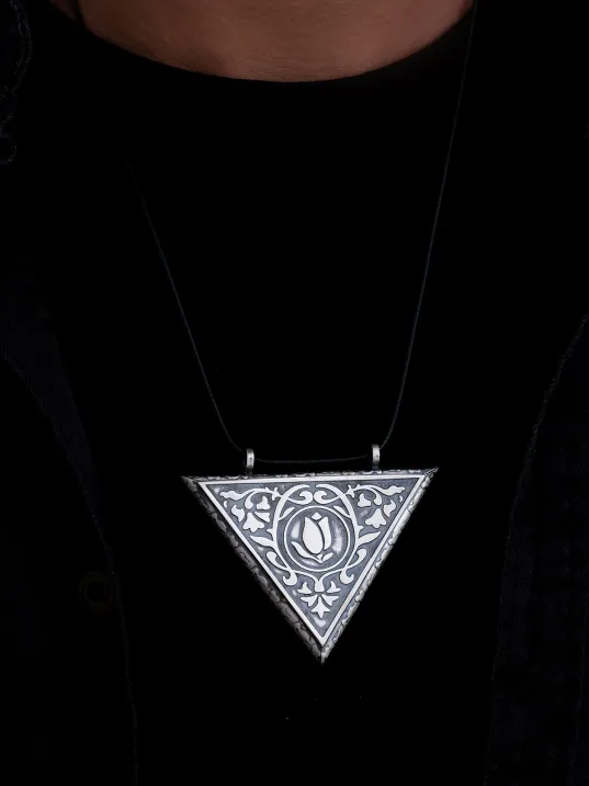 En Büyük Boy Lale Motifli Gümüş Erkek Muska Kolye Cevşen Haznesi