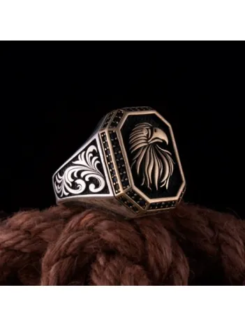 Erkek Gümüş Yüzük Altın Renk Kartalbaşı İşlemeli Siyah Oniks Taşlı Erkek Gümüş Yüzük