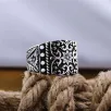 Oksitli Gümüş Renk İşlemeli Özel Seri Erkek Gümüş Yüzük Oksitli Gümüş Renk İşlemeli Özel Seri Erkek Gümüş Yüzük