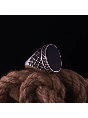 Erkek Gümüş Yüzük Siyah Oniks Taşlı Desenli Erkek Gümüş Yüzük