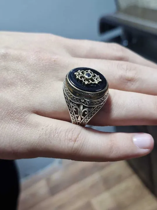 Erkek Gümüş Yüzük - 925 Ayar Gümüş Oniks Taşlı Yanları Özel İşlemeli Erkek Yüzük