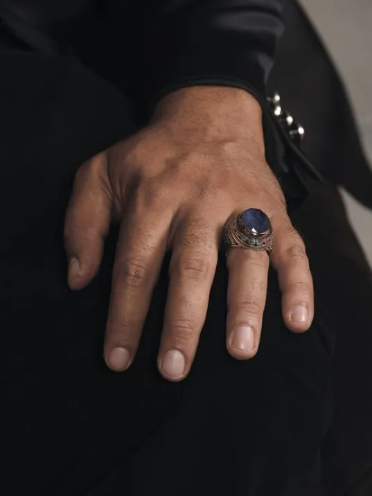 Mavi Zirkon Taşlı Yanları Motifli Erkek 925 Ayar Gümüş Yüzük GYZMAVIZIRC-GMS