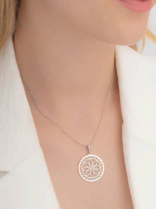 Lotus Çiçeği Motifli Gümüş Kolye Lotus Çiçeği Motifli Gümüş Kolye