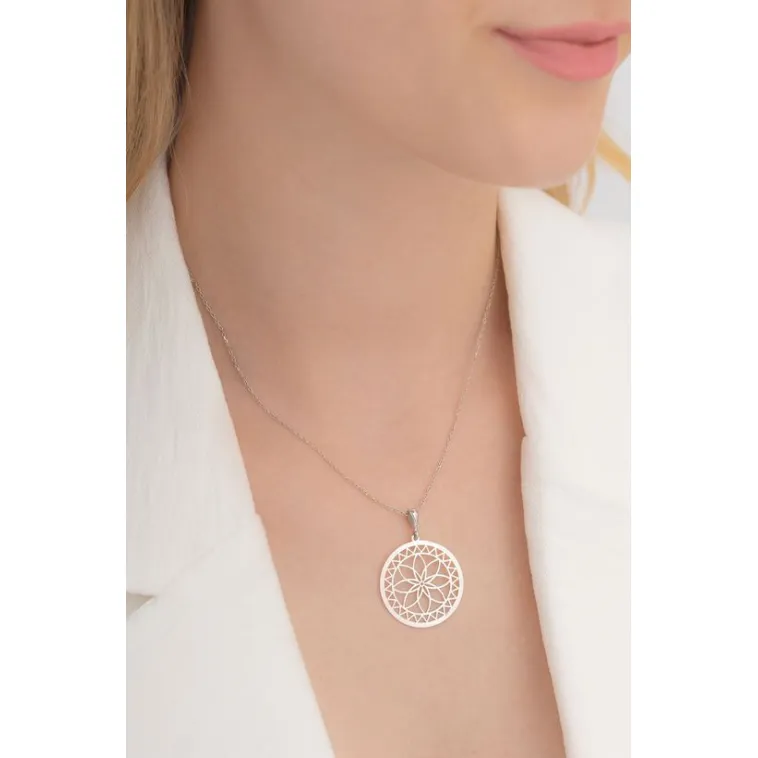 Lotus Çiçeği Motifli Gümüş Kolye Lotus Çiçeği Motifli Gümüş Kolye