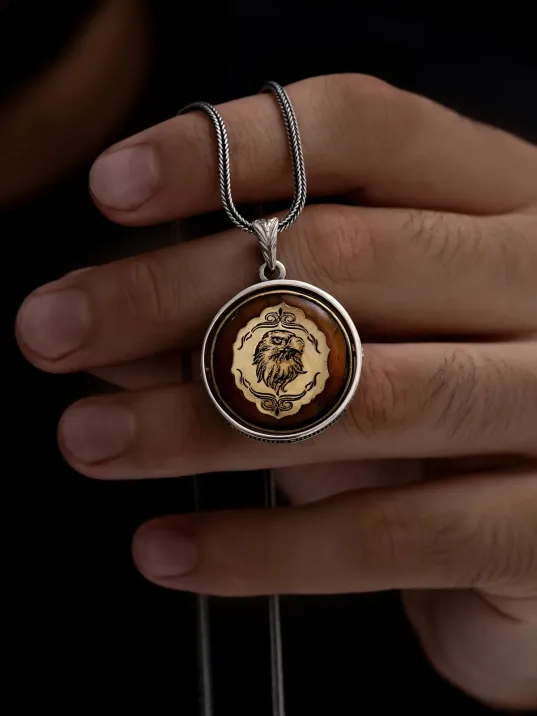 Erkek Turuncu Çift Taraflı Ayyıldız Ve Türk Yazılı Kartal Figürlü Gümüş Kehribar Kolye