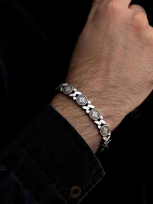 Erkek Gümüş Bileklik - Pusula Motifli Yuvarlak Model Gümüş Bileklik Erkek Gümüş Bileklik - Pusula Motifli Yuvarlak Model Gümüş Bileklik
