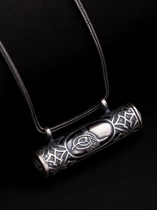 Osmanlı Tuğralı Orta Boy Gümüş Erkek Muska Kolye Cevşen Haznesi Osmanlı Tuğralı Orta Boy Gümüş Erkek Muska Kolye Cevşen Haznesi