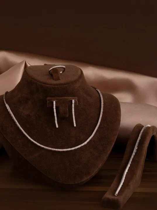 Kadın Gümüş Takı Seti - Duru Zirkon Taşlı Model Kolye, Bileklik, Yüzük, Küpe Tam Set Kadın Gümüş Takı Seti - Duru Zirkon Taşlı Model Kolye, Bileklik, Yüzük, Küpe Tam Set