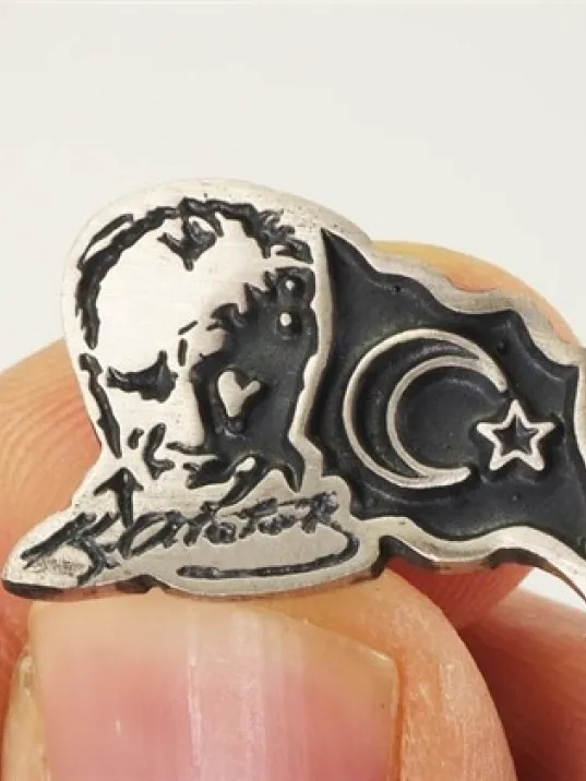 Atatürk İmzalı Siluetli Ve Bayraklı Gümüş Rozet Atatürk İmzalı Siluetli Ve Bayraklı Gümüş Rozet