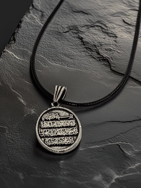 Erkek Gümüş Kolye Ucu - Ayetel Kürsi Yazılı Oksitli Oval Model Deri Kolyeli 925 Ayar Gümüş Erkek Gümüş Kolye Ucu - Ayetel Kürsi Yazılı Oksitli Oval Model Deri Kolyeli 925 Ayar Gümüş
