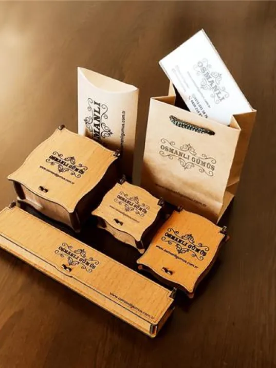 Erkek Kolye - Antik Mısır Horusun Gözü Ve Şahin Kabartmalı Siyah Taşlı Çelik Erkek Kolye