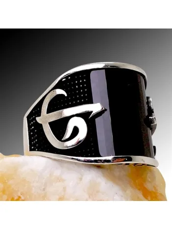 Vav Elif İşlemeli Siyah Taşlı Erkek Gümüş Yüzük