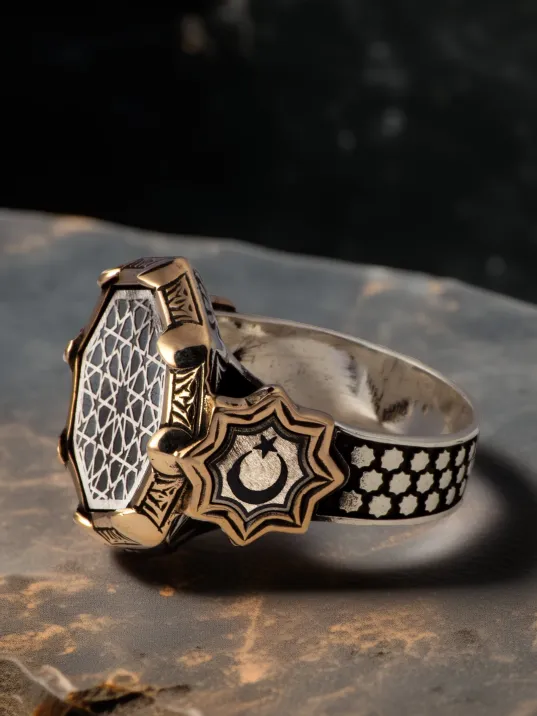 Erkek Siyah Mineli Kalkan Motifli Yanı Ay Yıldız Türk Bayrağı İşlemeli 925 Ayar Gümüş Yüzük Erkek Siyah Mineli Kalkan Motifli Yanı Ay Yıldız Türk Bayrağı İşlemeli 925 Ayar Gümüş Yüzük