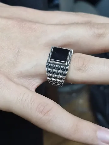 Erkek Gümüş Yüzük - Siyah Oniks Taşlı Yanları Piramit Basamak İşlemeli Erkek Yüzük Erkek Gümüş Yüzük - Siyah Oniks Taşlı Yanları Piramit Basamak İşlemeli Erkek Yüzük