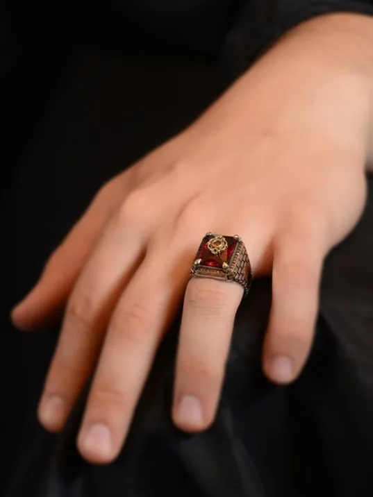 Kırmızı Zirkon Taşlı Yanı Kapı Duvar Sur Motif Erkek Gümüş Yüzük