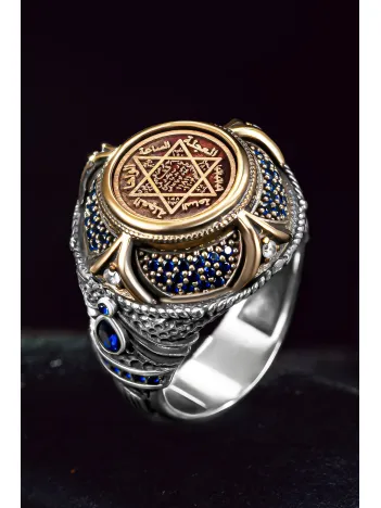 Erkek Gümüş Yüzük - Süleyman Mührü İşlemeli Yanı Zirkon Taşlı Erkek Yüzük Erkek Gümüş Yüzük - Süleyman Mührü İşlemeli Yanı Zirkon Taşlı Erkek Yüzük