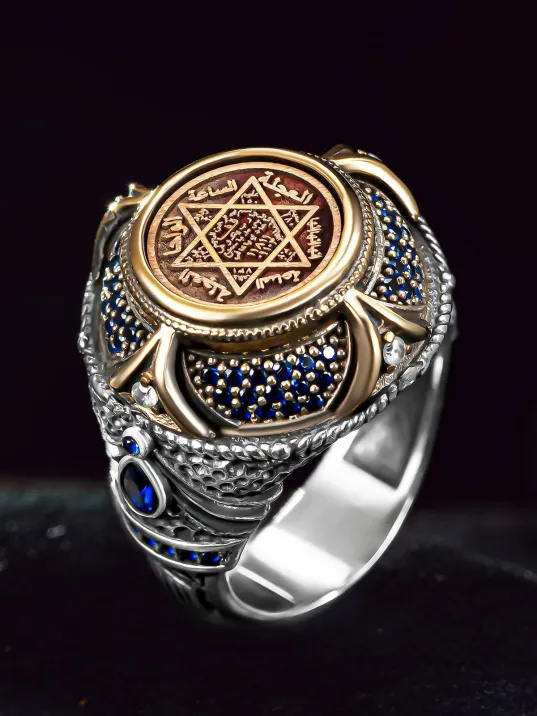 Erkek Gümüş Yüzük - Süleyman Mührü İşlemeli Yanı Zirkon Taşlı Erkek Yüzük Erkek Gümüş Yüzük - Süleyman Mührü İşlemeli Yanı Zirkon Taşlı Erkek Yüzük