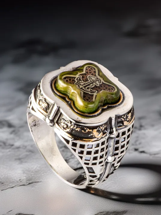 Erkek Yeşil Kehribar Taşlı Çapa Motifli Yanı Hançer 925 Ayar Gümüş Yüzük