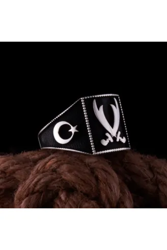 Erkek Gümüş Yüzük Ayyıldız Ve Çift Hz. Ali Zülfikar Kılıcı İşlemeli Siyah Oniks Taşlı Erkek Gümüş Yüzük