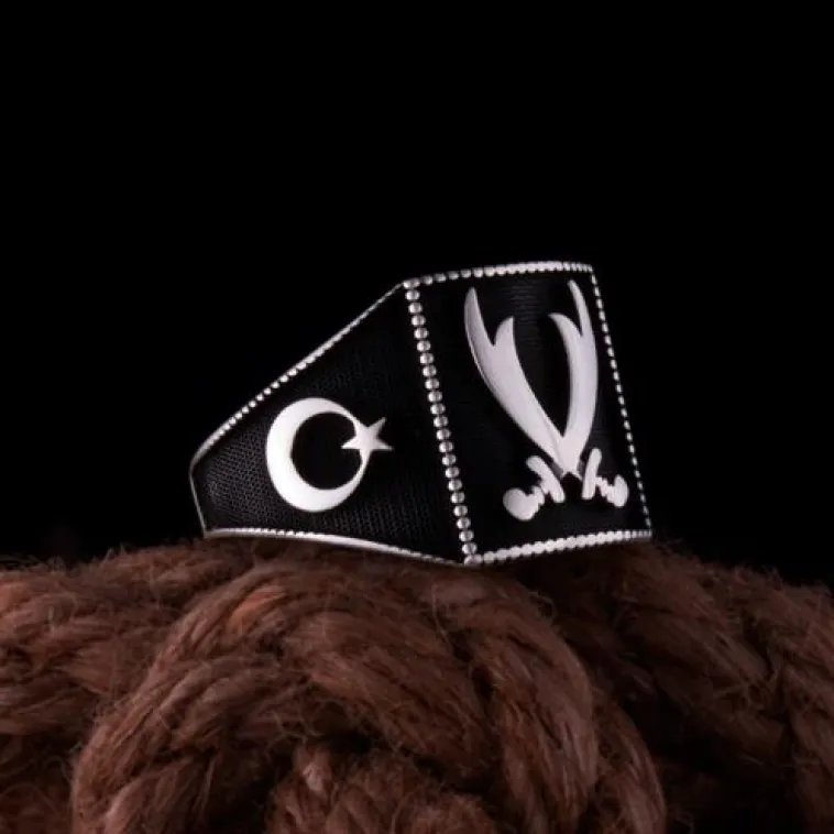Erkek Gümüş Yüzük Ayyıldız Ve Çift Hz. Ali Zülfikar Kılıcı İşlemeli Siyah Oniks Taşlı Erkek Gümüş Yüzük Erkek Gümüş Yüzük Ayyıldız Ve Çift Hz. Ali Zülfikar Kılıcı İşlemeli Siyah Oniks Taşlı Erkek Gümüş Yüzük