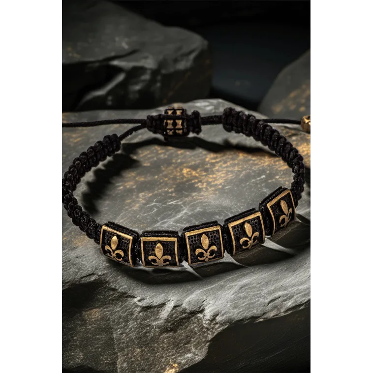 Fleur-de-Lis Zambak Figürlü Altın Detay Erkek Bileklik – Siyah Makrome, Kare Boncuklu Fleur-de-Lis Zambak Figürlü Altın Detay Erkek Bileklik – Siyah Makrome, Kare Boncuklu