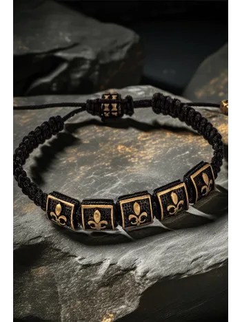 Fleur-de-Lis Zambak Figürlü Altın Detay Erkek Bileklik – Siyah Makrome, Kare Boncuklu